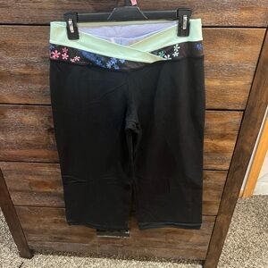 🩷💙LULULEMON CAPRI PANTS size 6/8‎